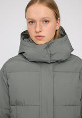 Julia ist 1,78 und trägt Größe S