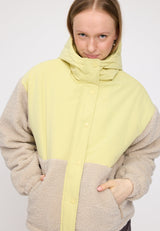 Julia ist 1,78 und trägt Größe S