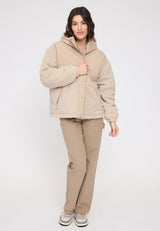 Julia ist 1,78 und trägt Größe S