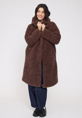 Maren ist 1,75 und trägt Größe S