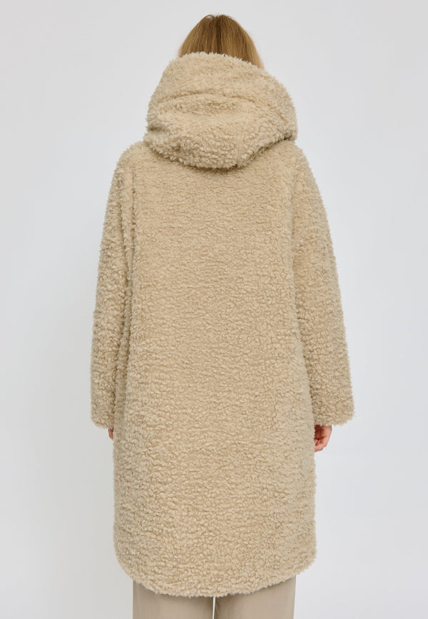 Julia ist 1,78 und trägt Größe S