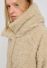 Julia ist 1,78 und trägt Größe S