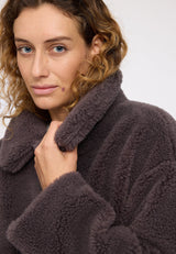 Angelique ist 1,75 und trägt Größe S