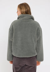 Julia ist 1,78 und trägt Größe S