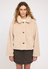 Angelique ist 1,75 und trägt Größe S