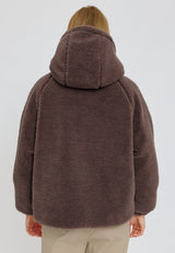 Julia ist 1,78 und trägt Größe S