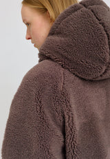 Julia ist 1,78 und trägt Größe S