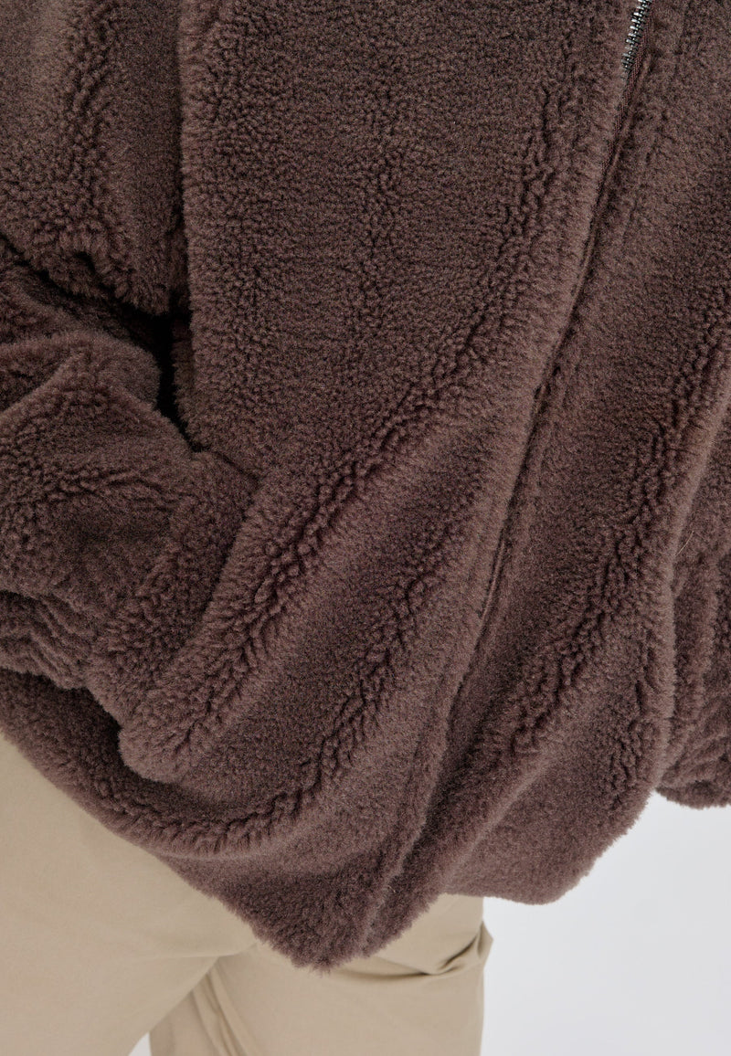 Julia ist 1,78 und trägt Größe S