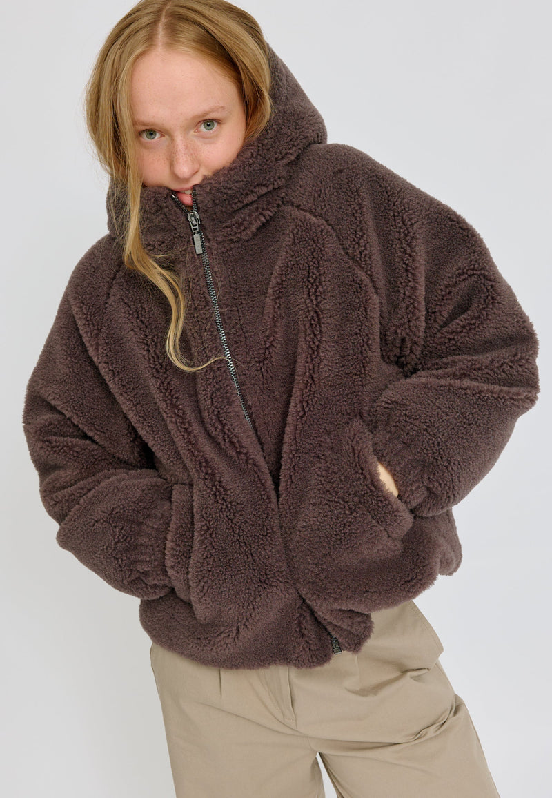 Julia ist 1,78 und trägt Größe S