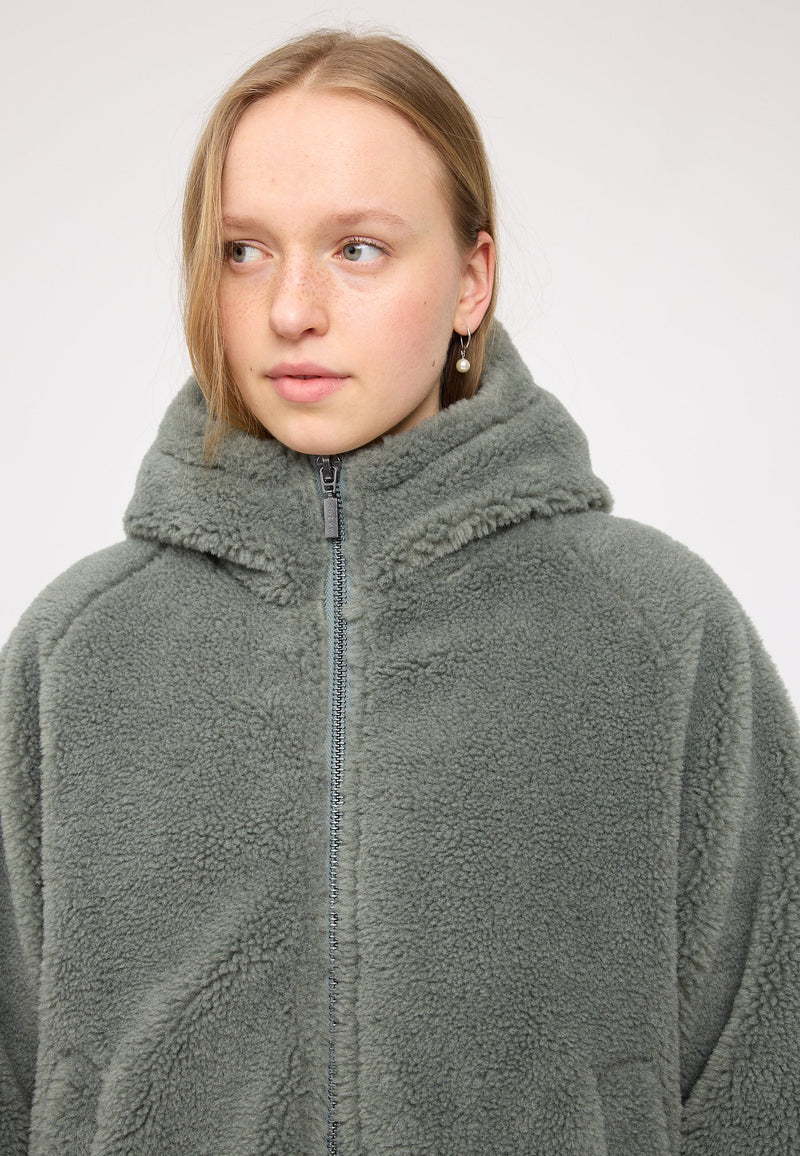 Julia ist 1,78 und trägt Größe S