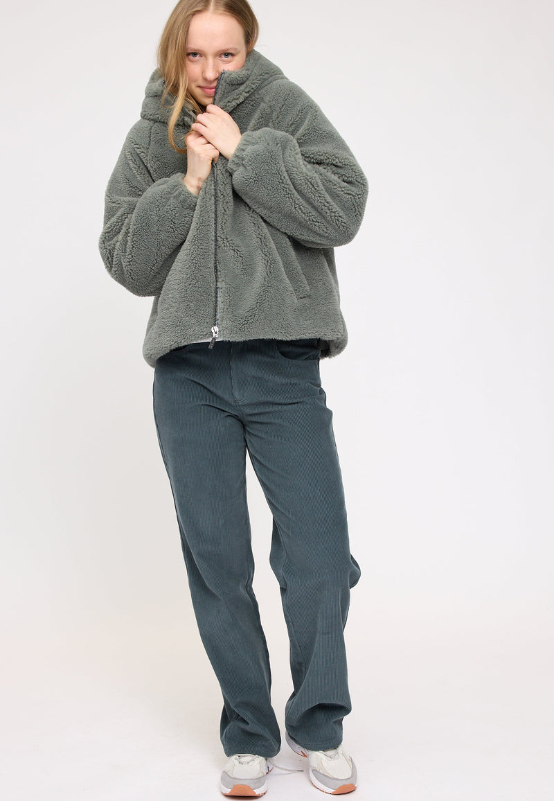 Julia ist 1,78 und trägt Größe S