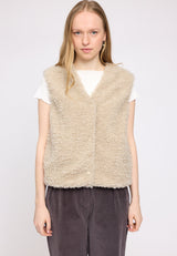 Julia ist 1,78 und trägt Größe S