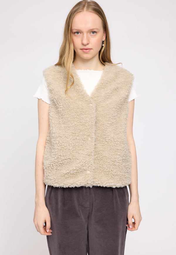 Julia ist 1,78 und trägt Größe S