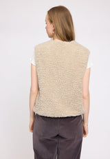 Julia ist 1,78 und trägt Größe S