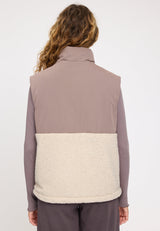 Angelique ist 1,75 und trägt Größe S