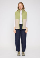 Julia ist 1,78 und trägt Größe S