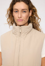 Angelique ist 1,75 und trägt Größe S