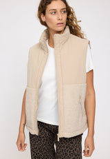 Angelique ist 1,75 und trägt Größe S