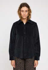 Angelique ist 1,75 und trägt Größe S