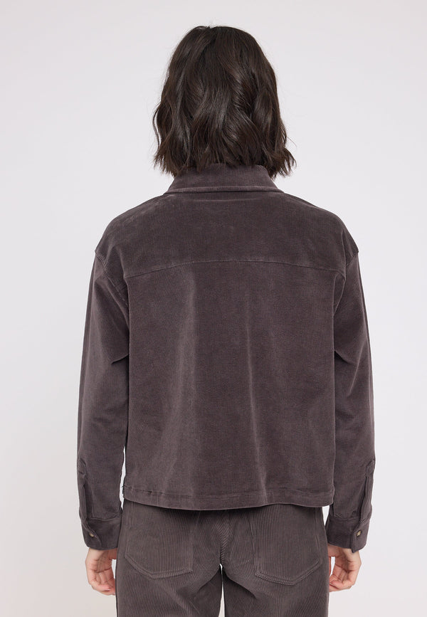 Maren ist 1,75 und trägt Größe S