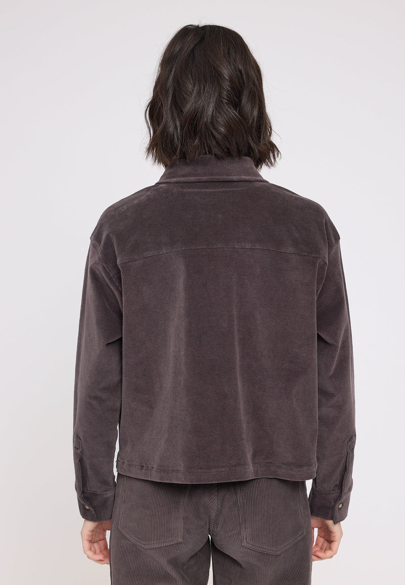 Maren ist 1,75 und trägt Größe S