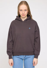 Julia ist 1,78 und trägt Größe S