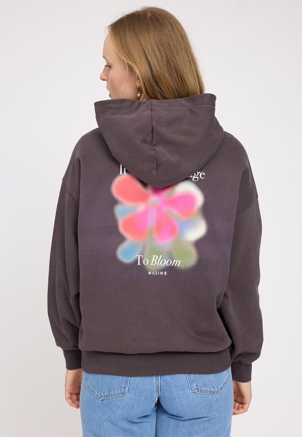 Julia ist 1,78 und trägt Größe S