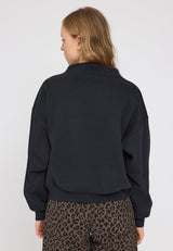 Julia ist 1,78 und trägt Größe S