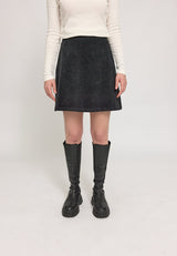 Amber ist 1,74 und trägt Größe S