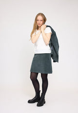 Julia ist 1,78 und trägt Größe S