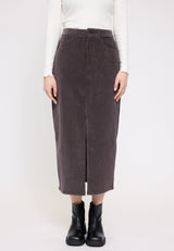 Julia ist 1,78 und trägt Größe S