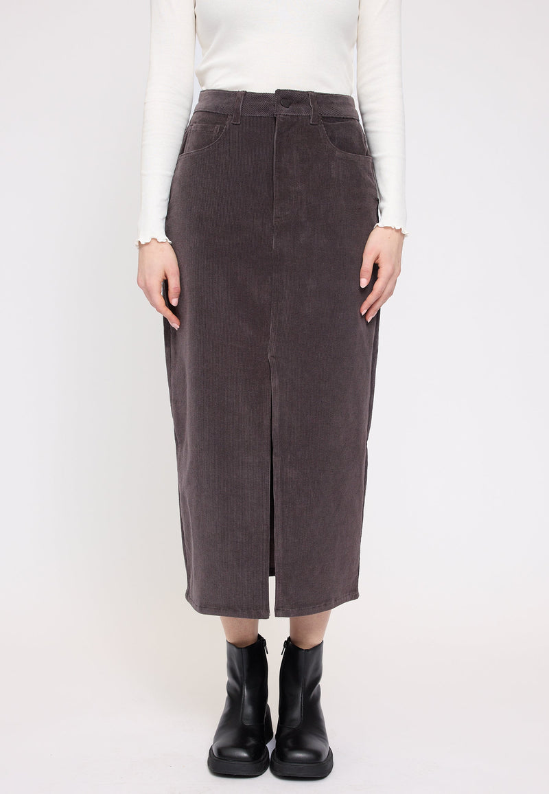 Julia ist 1,78 und trägt Größe S