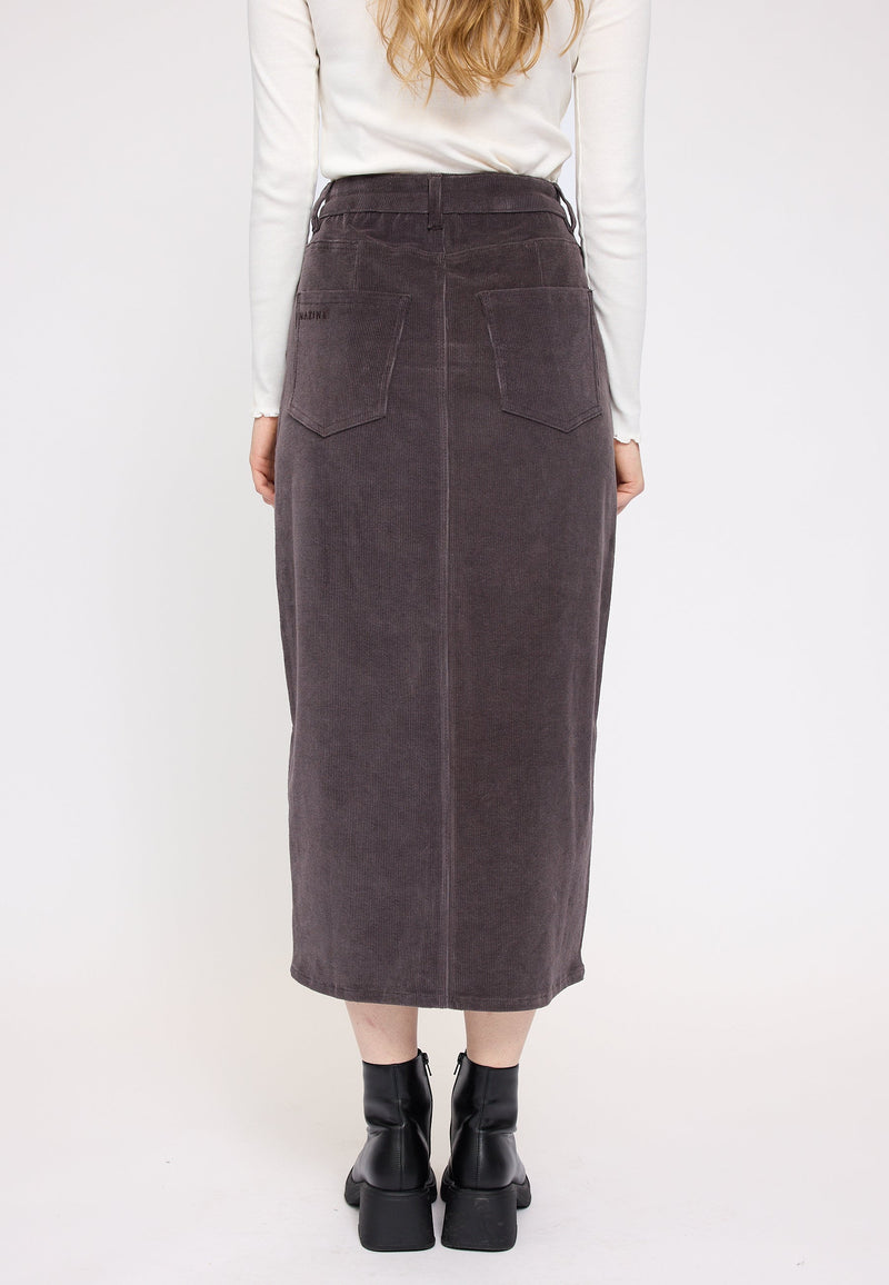 Julia ist 1,78 und trägt Größe S