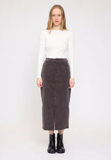 Julia ist 1,78 und trägt Größe S