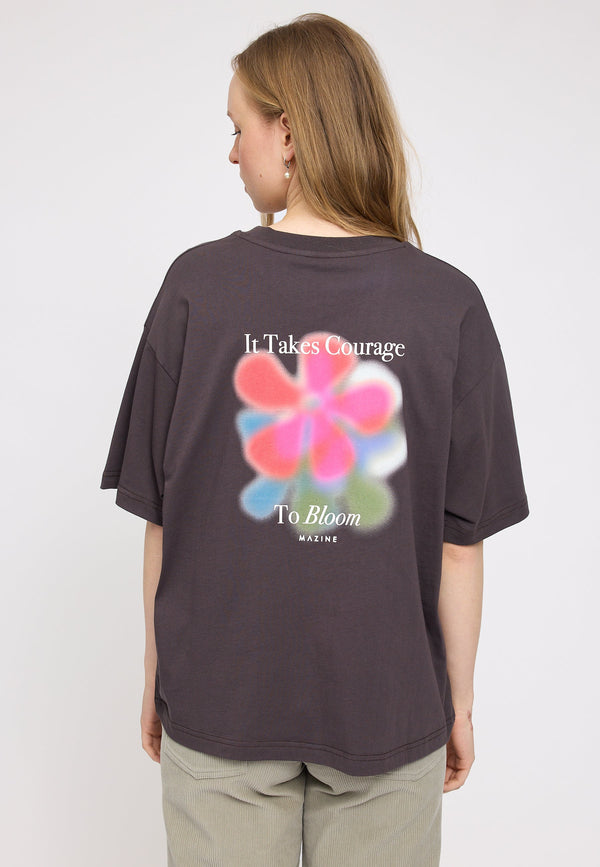 Julia ist 1,78 und trägt Größe S