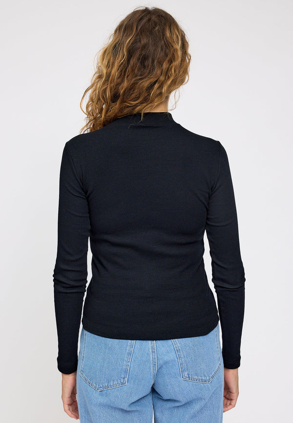 Angelique ist 1,75 und trägt Größe S