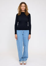 Angelique ist 1,75 und trägt Größe S