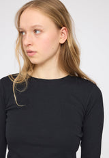 Julia ist 1,78 und trägt Größe S