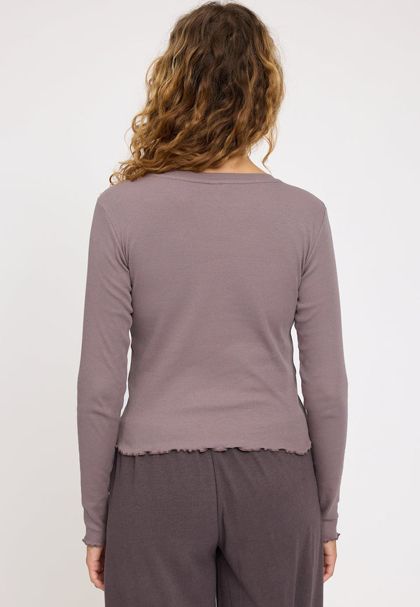 Angelique ist 1,75 und trägt Größe S