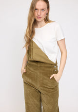 Julia ist 1,78 und trägt Größe S