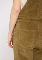 Julia ist 1,78 und trägt Größe S