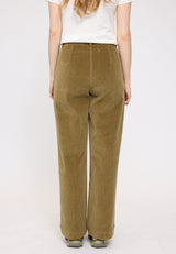 Julia ist 1,78 und trägt Größe S