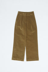 Julia ist 1,78 und trägt Größe S