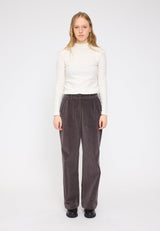 Julia ist 1,78 und trägt Größe S