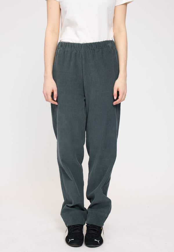 Julia ist 1,78 und trägt Größe S