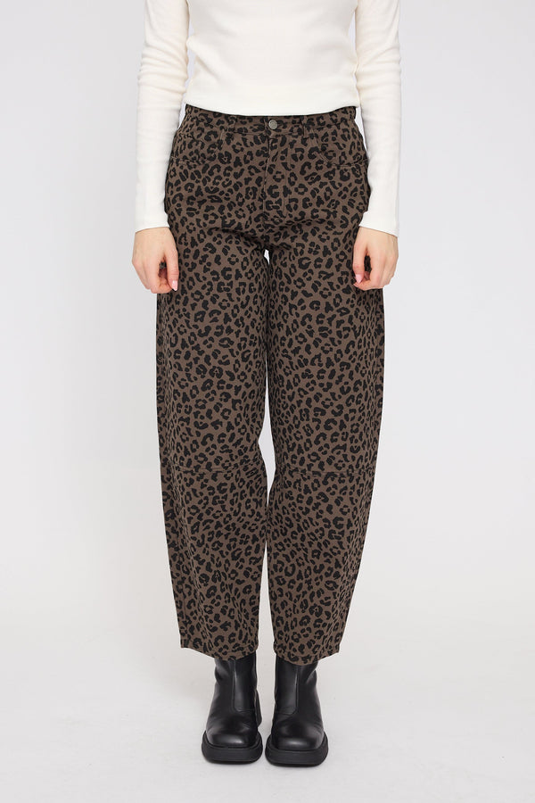 Julia ist 1,78 und trägt Größe S