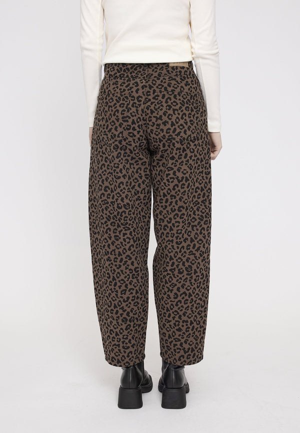 Julia ist 1,78 und trägt Größe S