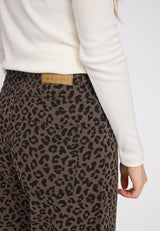 Julia ist 1,78 und trägt Größe S