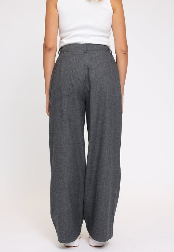 Angelique ist 1,75 und trägt Größe S