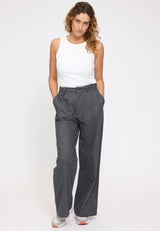 Angelique ist 1,75 und trägt Größe S